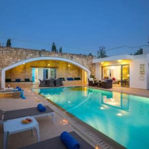 Giolou Villa Sleeps 6 with Pool Air Con and WiFi