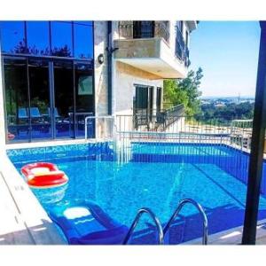 Gebze Villa Sleeps 16 with Pool Air Con and WiFi