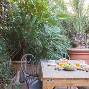 Plum Guide - Palm Fronds