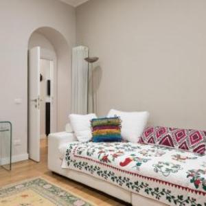 Plum Guide - Rainbow Easel