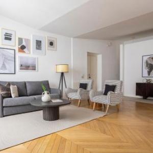 Plum Guide - Raphael's Palette