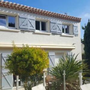 Villa spacieuse à Agde avec piscine et jardin.
