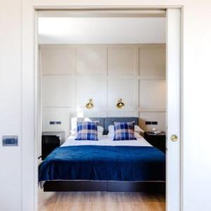 Plum Guide - Russet Blue