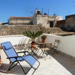 Studio in Siracusa with wonderful city view furnished terrace and WiFi 200 m from the beach