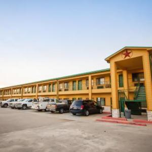 Hotels near Houston Raceway Park - Scottish Inn & Suites