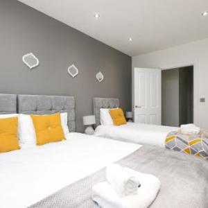 KVM - Kensington Apartment town centre with parking by KVM Serviced Accommodation