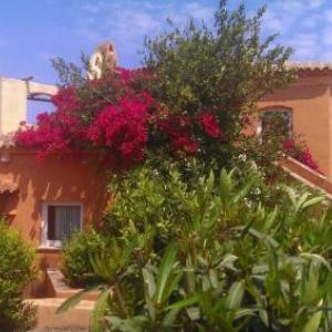 Walk to Beach in 6 mins from Cottage Apartment with Lovely Sea Views and Terrace