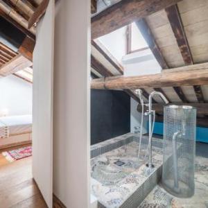 Piazza Di Pietra Apartment - Charme Homes