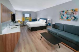 Microtel Inn & Suites by Wyndham Hot Springs, Hot Springs