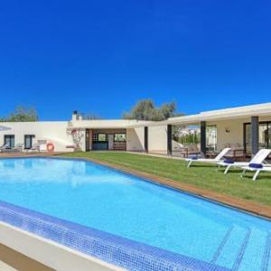 Alaior Villa Sleeps 8 with Pool Air Con and WiFi