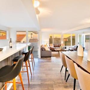 NB-6807 New Newport Beach Stunner