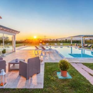 Chiesina Ponziani Villa Sleeps 13 Pool Air Con WiFi