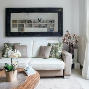 Plum Guide - Yellow Palms