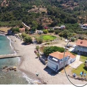 House just on the beach -included 2 canoe 2 bicycles