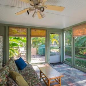 Studio - Fish Camp Pets Screened Porch Waterfront District