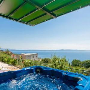 Beautiful home in Podgora with Jacuzzi WiFi and 3 Bedrooms