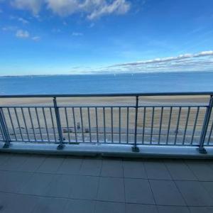Studio cabine avec balcon parking privé accès direct plage proche centre ville - FR-1-319-44