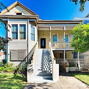 Renovated Historical Home Apts