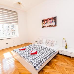 2BDR Apartment with the Balcony View-BEST LOCATION