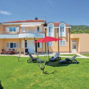 Three-Bedroom Apartment in Bacina