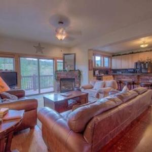 Creekside Home - Great Location & Private Hot Tub!