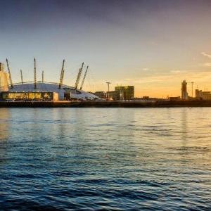 Riverside 2x Balcony O2 Arena Canary Wharf Skyline