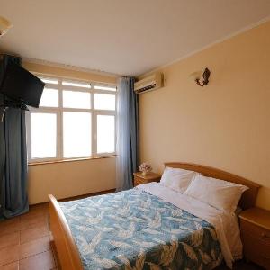 Room with double bed and sea view