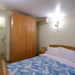 Room with double bed and mountain view Loo