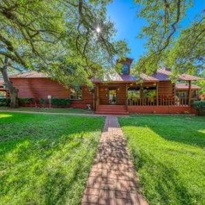 Cozy Lake LBJ Cabin on quiet canal - 4 Bed 3 Bath Vacation home in Kingsland