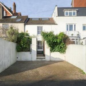 Delightful Bird Sisters Cottage with Free Parking