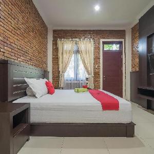 RedDoorz Plus near Cambridge City Square 2 Medan