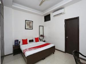 OYO 14015 Diamond Stays, Noida