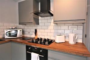 Brunswick Square Apartments by Roomsbooked, Gloucester