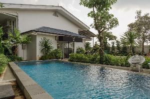 RedDoorz Plus near Exit Toll Puncak 2, Bogor