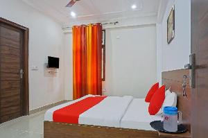 Vaccinated Staff- OYO 37169 Hotel Quadis, Noida