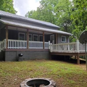 Cute Cottage Above The Creek Farmhouse