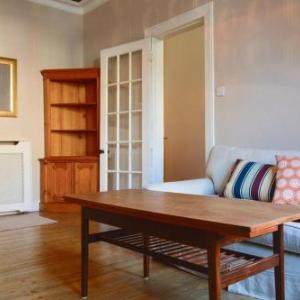 Bright and Spacious Leith Flat Sleeps 5