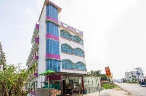 Vaccinated Staff - OYO 40177 Hotel Taj International, Tarapith