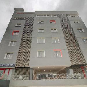 Super Townhouse Balewadi High Street