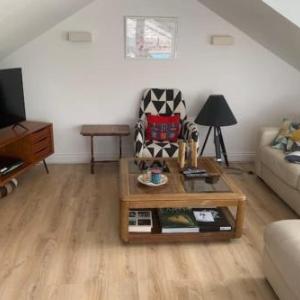 Bright 2 Bed Flat with Roof Terrace in Islington