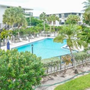 Sun Kissed Keys 2bed/2.5bath condo with shared pool