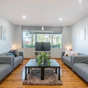 Beautiful Holiday Home in Sydney 3 Bedrooms 2 Bathrooms Sleeps 10 - MAJOR SAVINGS