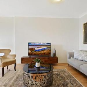 HomeHotel-Ultra Convenient Luxury Apartment close to Train Shops CBD