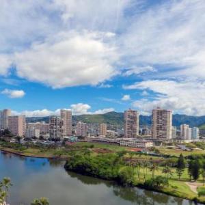 17th Floor One Bedroom in Waikiki - Close to Beach - Mountain Views