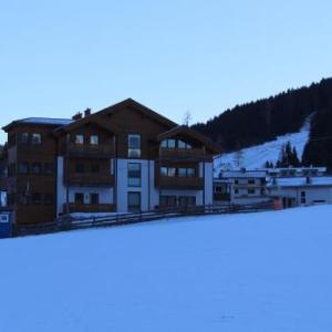 Ski-in Ski-out Apartment in idyllic setting