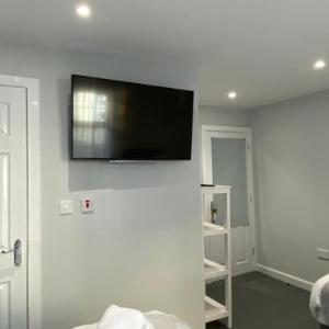 RILEY'S ROOMS