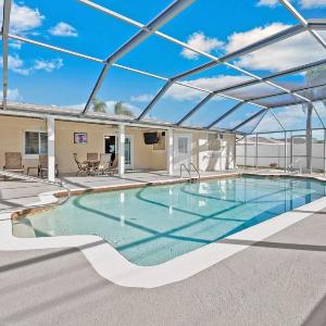 Lovely home with oversized heated pool in quiet neighborhood - Villa Polish Palace South