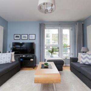 Stylish Royal Mile Apartment with Parking!