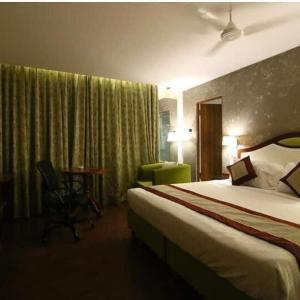 hotel blak and wite