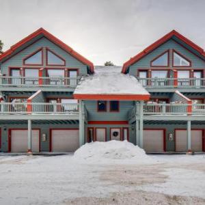 Pinecreek #F - 3 BR - Close to Town - Shuttle to Slopes - Pool and Hot Tub Access